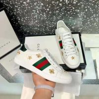 gucci_men_ace_embroidered_sneaker_stars_and_bees_in_white_1_