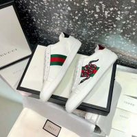 gucci_men_ace_embroidered_sneaker_with_an_embroidered_kingsnake-white_1_