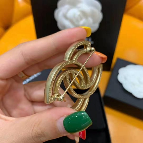 Chanel Women Brooch in Metal & Diamantés-Gold (18)