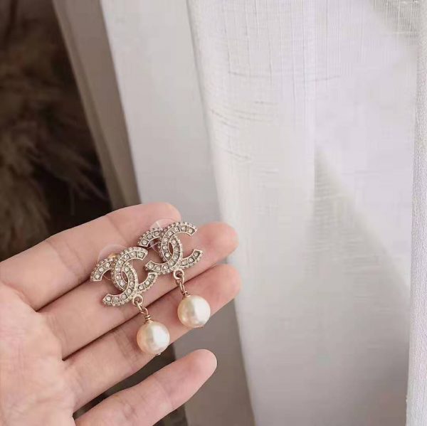 Chanel Women Earrings in Metal Glass Pearls Resin & Diamantés-White (2)