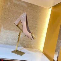 Louis Vuitton LV Women Madeleine Pump in Smooth Calf Leather with Versize LV Circle Signature-Sandy (1)