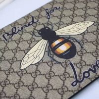 Gucci GG Men Gucci Bestiary Pouch with Bee in BeigeEbony Soft GG Supreme with Bee (1)