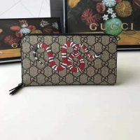 Gucci GG Men Kingsnake Print GG Supreme Zip Around Wallet in BeigeEbony GG Supreme (1)