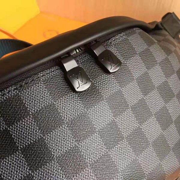 Louis Vuitton LV Men Discovery Bumbag in Damier Graphite Canvas-Grey (5)