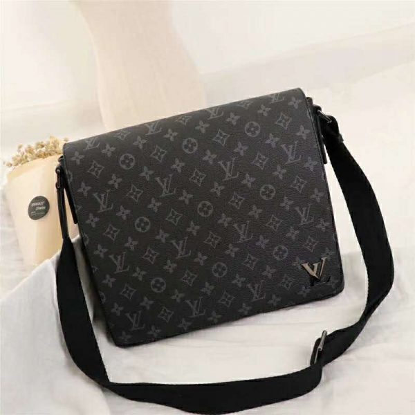 Louis Vuitton LV Men District MM Bag in Monogramme Eclipse Canvas-Grey (8)