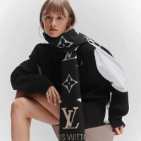 Louis Vuitton LV Unisex Studdy Reykjavik Scarf Black Cashmere Monogram (2)
