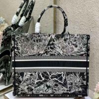 Dior Women Book Tote Black and White Dior Around the World Embroidery (1)