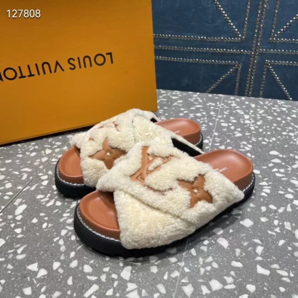 Louis Vuitton LV Women Paseo Flat Comfort Mule Natural Shearling Anatomic Insole、 (1)