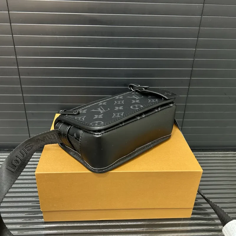 Louis Vuitton LV Men Bosphore Wearable Wallet Monogram Eclipse-Black M12599